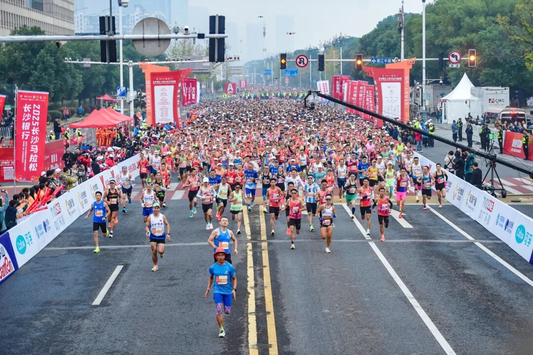 2025長(zhǎng)沙馬拉松圓滿(mǎn)完賽 可孚醫(yī)療連續(xù)三年護(hù)航長(zhǎng)馬賽道